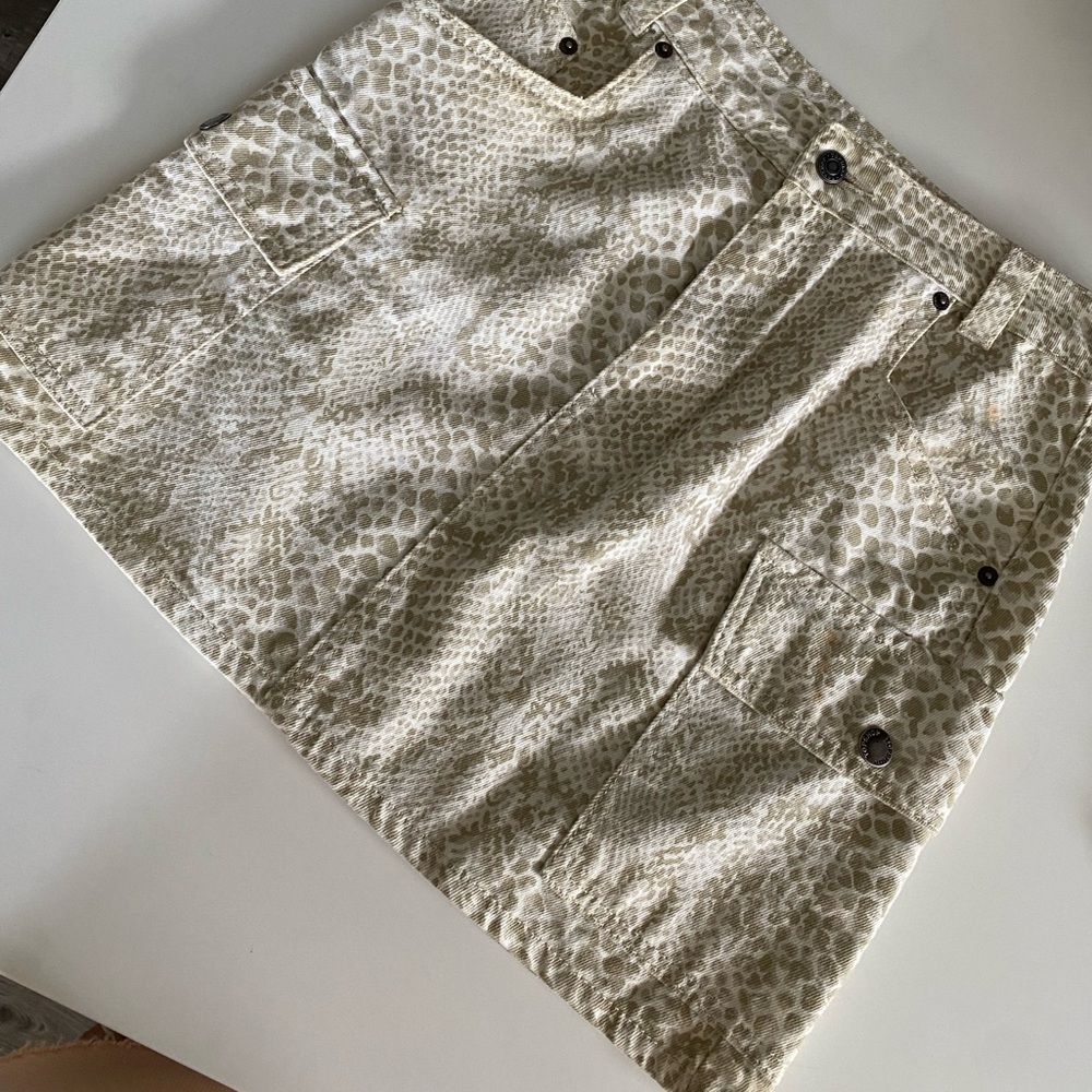 Snake print cargo mini skirt with pockets - cream and tan